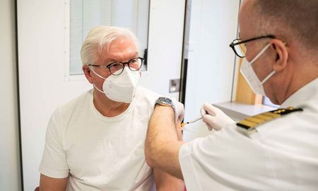 Frank-Walter Steinmeier, de 65 años, recibió este jueves su primera dosis en un hospital de Berlín. Frank-Walter Steinmeier, de 65 años, recibió este jueves su primera dosis en un hospital de Berlín.