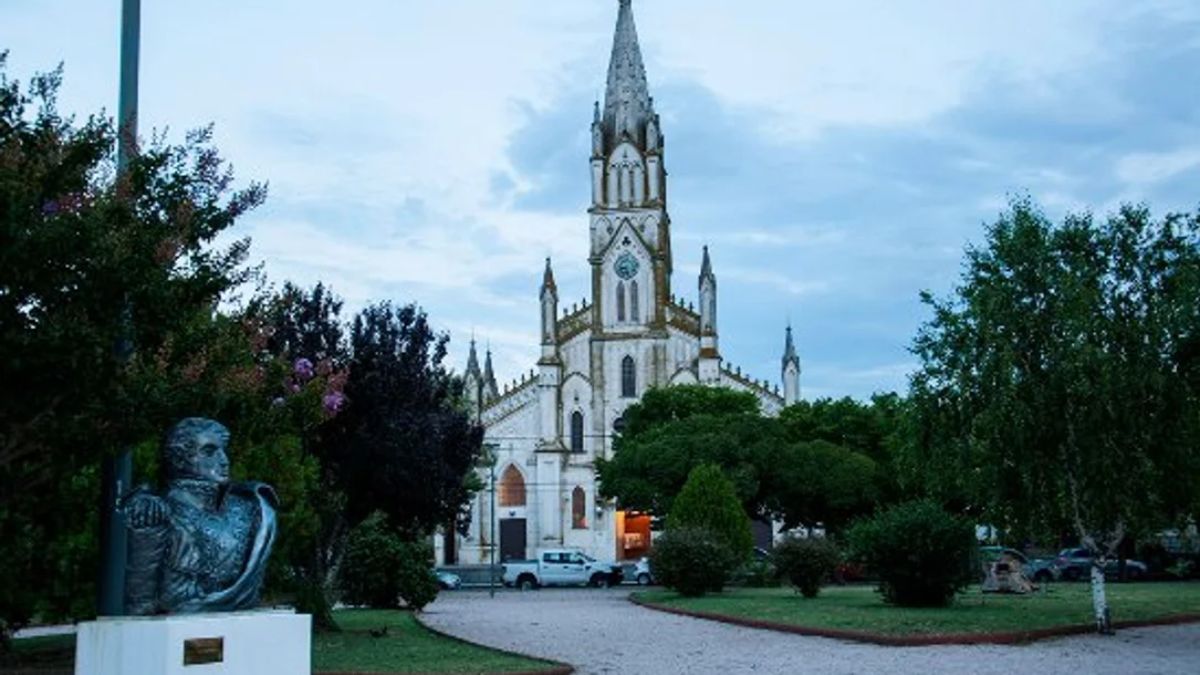 Escapada a una maravillosa "ciudad francesa" donde se hace la fiesta del omelette gigante. Escapada a una maravillosa "ciudad francesa" donde se hace la fiesta del omelette gigante.