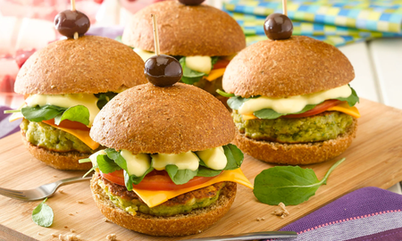 Hamburguesas de arvejas súper fáciles y deliciosas: la receta perfecta para sorprender a la familia Hamburguesas de arvejas súper fáciles y deliciosas: la receta perfecta para sorprender a la familia