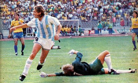 Claudio Caniggia vence a Taffarel y desata la euforia. Argentina consumada la hazaña y clasificaba a los cuartos de final de Italia 1990. Claudio Caniggia vence a Taffarel y desata la euforia. Argentina consumada la hazaña y clasificaba a los cuartos de final de Italia 1990.
