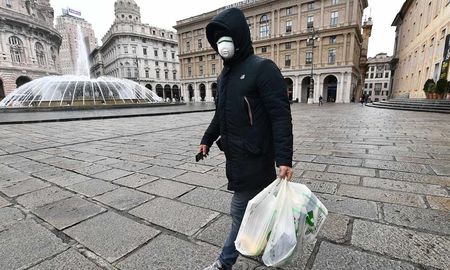 Un ciudadano genovés realiza sus compras cubriendo su cara con un barbijo por la pandemia. Un ciudadano genovés realiza sus compras cubriendo su cara con un barbijo por la pandemia.