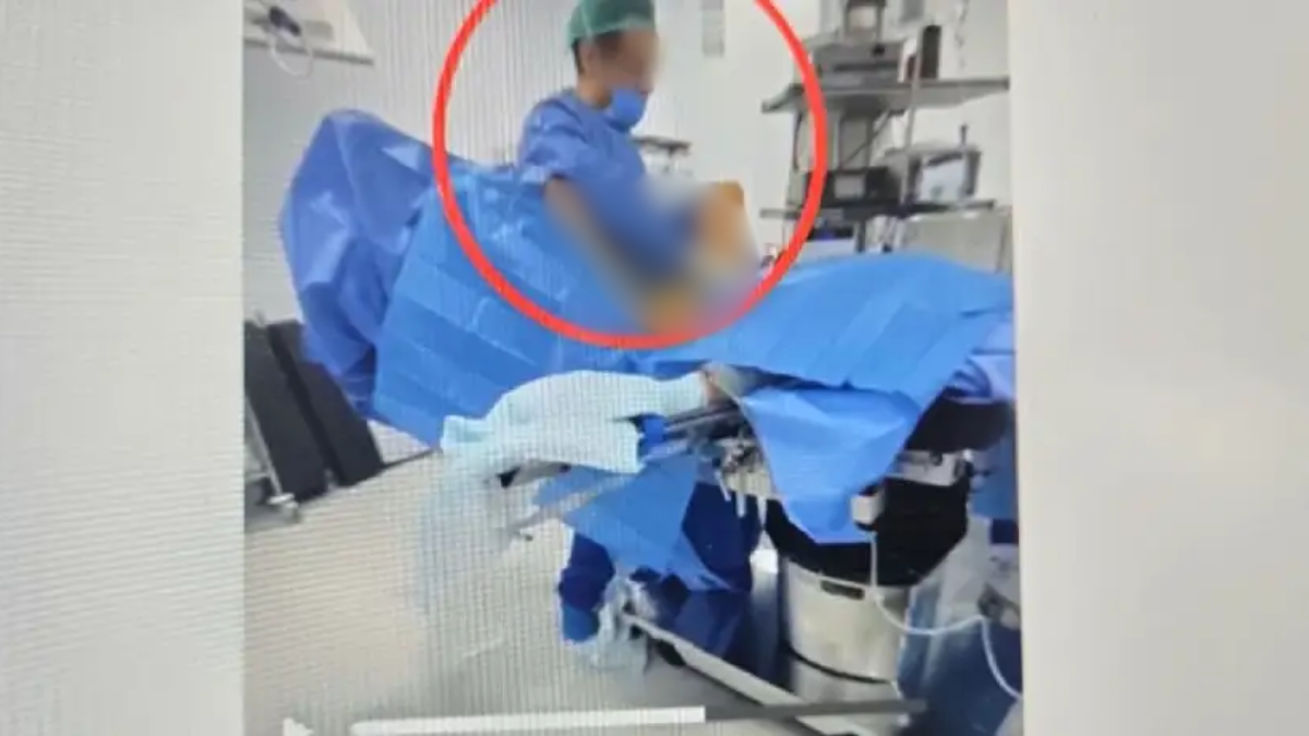 La imagen que desencadenó la caída del cirujano plástico de Murcia acusado de agresiones sexuales.