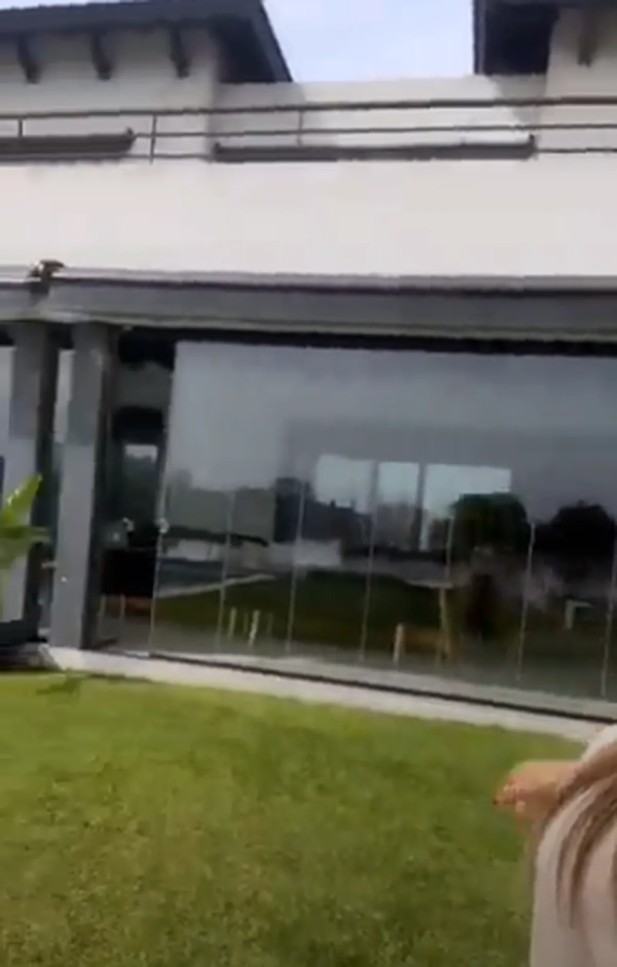 Pampita vive en una lujosa mansión en Nordelta junto a su esposo e hijos. 