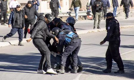 Los incidentes entre las fuerzas policiales y los manifestantes se dieron tras la reforma parcial de la Constitución de Jujuy. Los incidentes entre las fuerzas policiales y los manifestantes se dieron tras la reforma parcial de la Constitución de Jujuy.