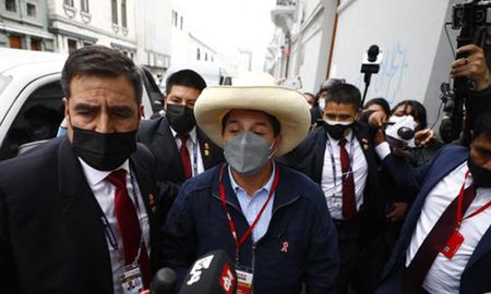 El presidente electo, Pedro Castillo, participó en el Primer Congreso del partido Perú Libre, en la Casa del Maestro ubicada en el Cercado de Lima y luego se trasladó a pie al local de la agrupación política ubicado a menos de una cuadra de distancia. El presidente electo, Pedro Castillo, participó en el Primer Congreso del partido Perú Libre, en la Casa del Maestro ubicada en el Cercado de Lima y luego se trasladó a pie al local de la agrupación política ubicado a menos de una cuadra de distancia.