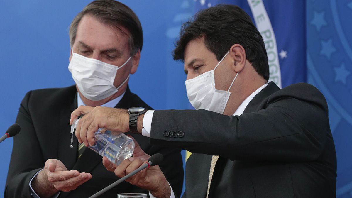 Jair Bolsonaro junto al ministro de Salud
