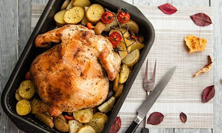 Incorporar rodajas de limón dentro de la cavidad del pollo durante la cocción genera un vapor cítrico que mantiene la pechuga hidratada. Incorporar rodajas de limón dentro de la cavidad del pollo durante la cocción genera un vapor cítrico que mantiene la pechuga hidratada.