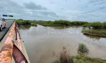 Por el momento la circulación de agua es normal y no hay riesgo de desborde. Por el momento la circulación de agua es normal y no hay riesgo de desborde.