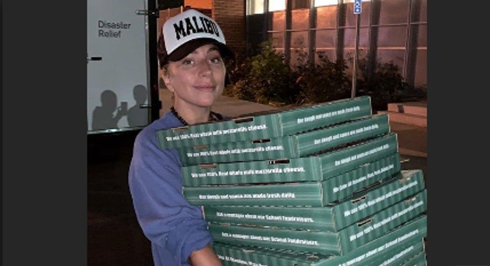 Lady Gaga repartió pizzas, café y regalos a los evacuados por los incendios en California
