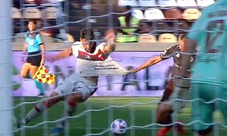 El agarrón en el área sobre Santiago Pierotti que todo Colón reclamó como penal. El agarrón en el área sobre Santiago Pierotti que todo Colón reclamó como penal.