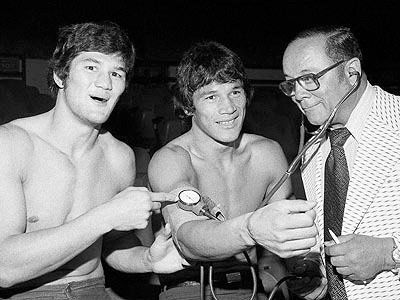 Durante el pesaje oficial, Monzón acusó en la balanza 72,460 kilos y, su desafiante, 72,570. Esa noche, Escopeta realizó la 11ª defensa de su cinturón de la Asociación Mundial de Boxeo (AMB) ya que, el Consejo Mundial de Boxeo (CMB), le había quitado su reconocimiento en abril del año anterior.