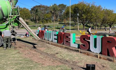 Al igual que en el Parque Garay y en la Costanera, comenzó la instalación de letras corpóreas en el Parque del Sur. Al igual que en el Parque Garay y en la Costanera, comenzó la instalación de letras corpóreas en el Parque del Sur.
