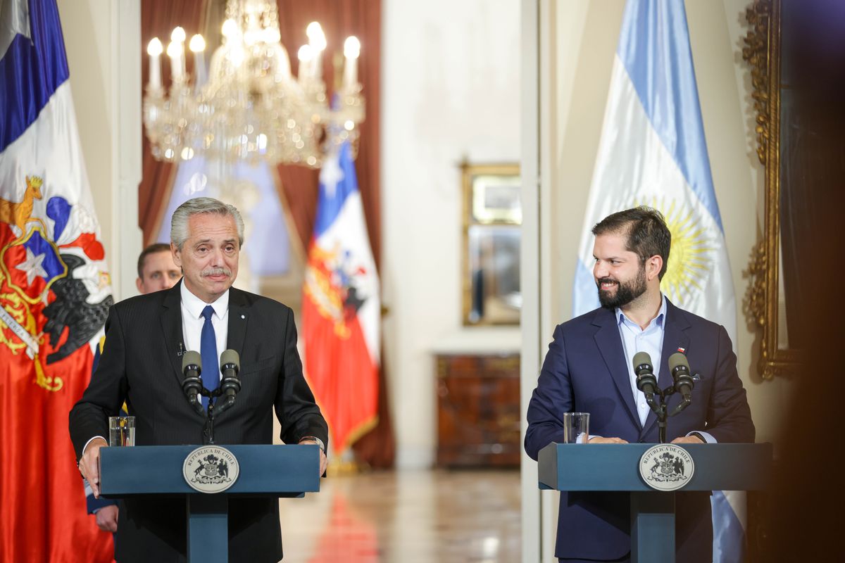 El presidente argentino brindó una declaración a la prensa junto a su par de Chile, Gabriel Boric, en el Palacio de la Moneda.