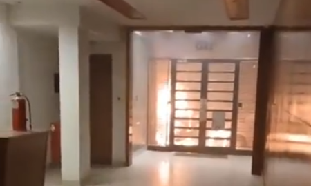 Buscan a un pirómano que incendió autos y motos en Flores Buscan a un pirómano que incendió autos y motos en Flores