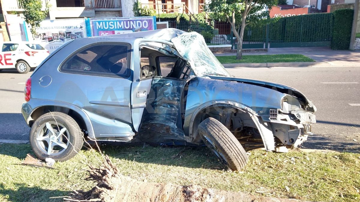 Las dos personas jóvenes que venían en el vehículo sufrieron lesiones, pero que no fueron de gravedad.
