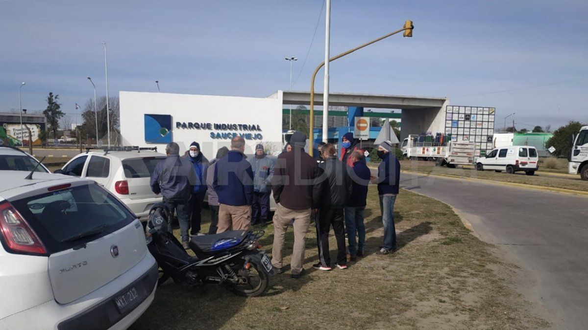 Los empleados se concentraron en el ingreso al Parque Industrial de Sauce VIejo.