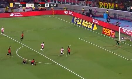 El mediocampista millonario no pudo definir con certeza y dar el segundo tanto a River. El mediocampista millonario no pudo definir con certeza y dar el segundo tanto a River.