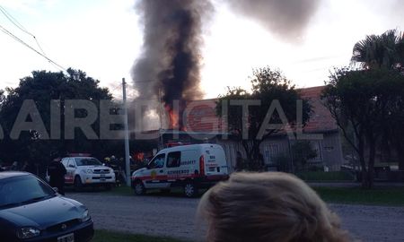 La vivienda incendiada se ubica en calle Juárez Celman al 9600, Sauce Viejo. La vivienda incendiada se ubica en calle Juárez Celman al 9600, Sauce Viejo.