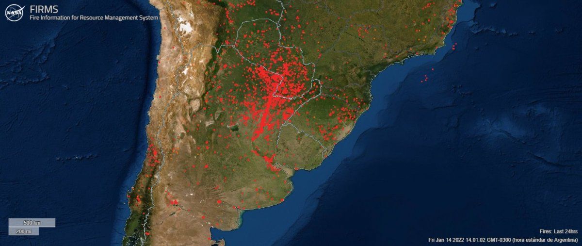 Las imágenes del mapa satelital de la NASA muestra con puntos rojos los focos de calor de las últimas 24 horas. En Argentina, las áreas del litoral y el noroeste son las más afectadas. 