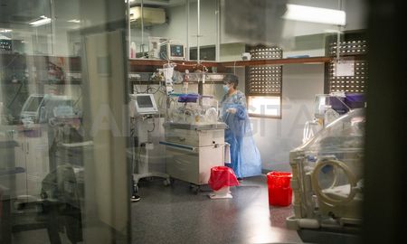Hace una semana, una nena de un año y medio debió ser internada en la Terapia Intensiva del Hospital Orlando Alassia por consumo de cocaína. Una semana después, volvió con su familia. Hace una semana, una nena de un año y medio debió ser internada en la Terapia Intensiva del Hospital Orlando Alassia por consumo de cocaína. Una semana después, volvió con su familia.
