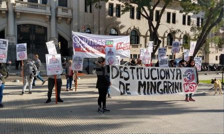 Se llevó a cabo tanto en la ciudad de Santa Fe como en Rosario, y consistió en una protesta con radio abierta en la que exigieron la destitución del juez Mingarini. Se llevó a cabo tanto en la ciudad de Santa Fe como en Rosario, y consistió en una protesta con radio abierta en la que exigieron la destitución del juez Mingarini.