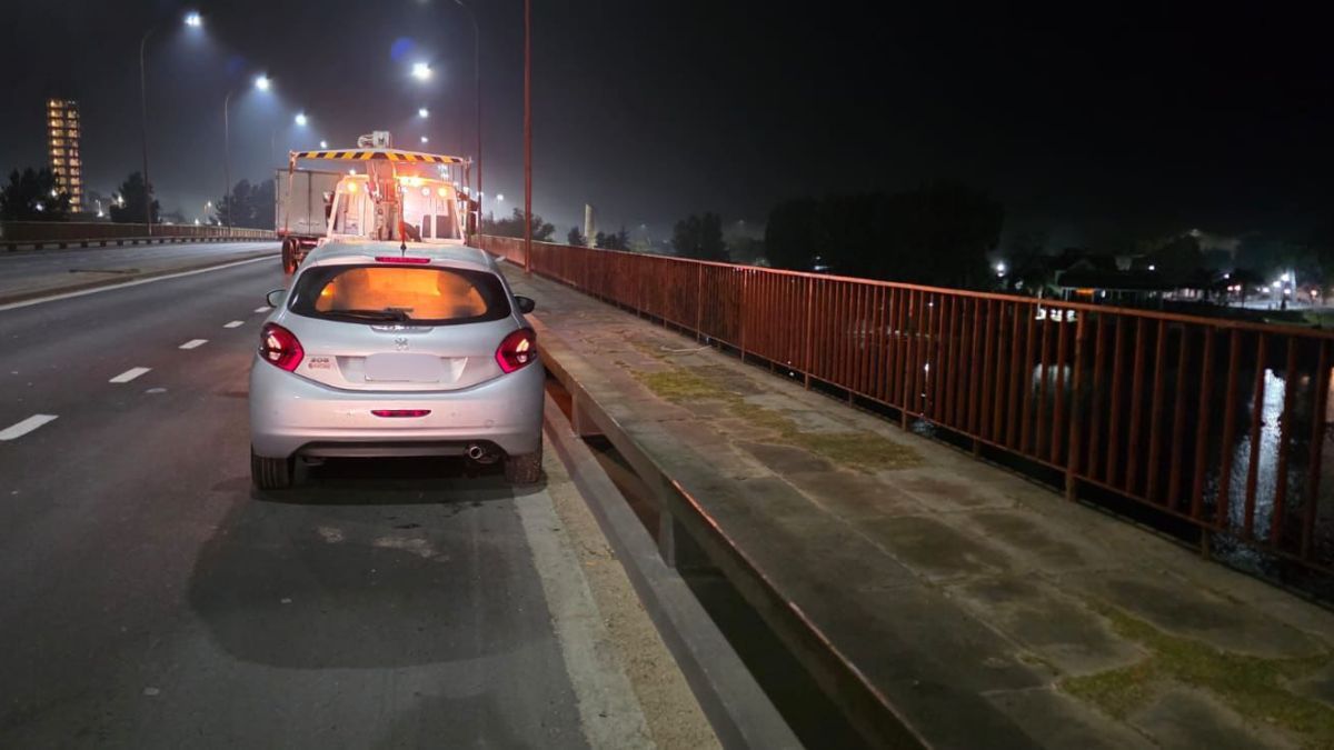 El hombre de 79 años desapareció durante la madrugada en Santa Fe. Su vehículo fue encontrado abandonado sobre el viaducto Oroño. El hombre de 79 años desapareció durante la madrugada en Santa Fe. Su vehículo fue encontrado abandonado sobre el viaducto Oroño.