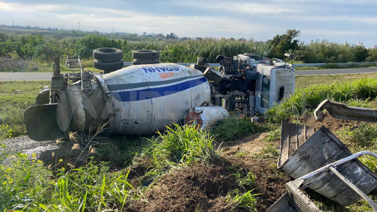 Un camión mezclador volcó en la Circunvalación y perdió toda su carga