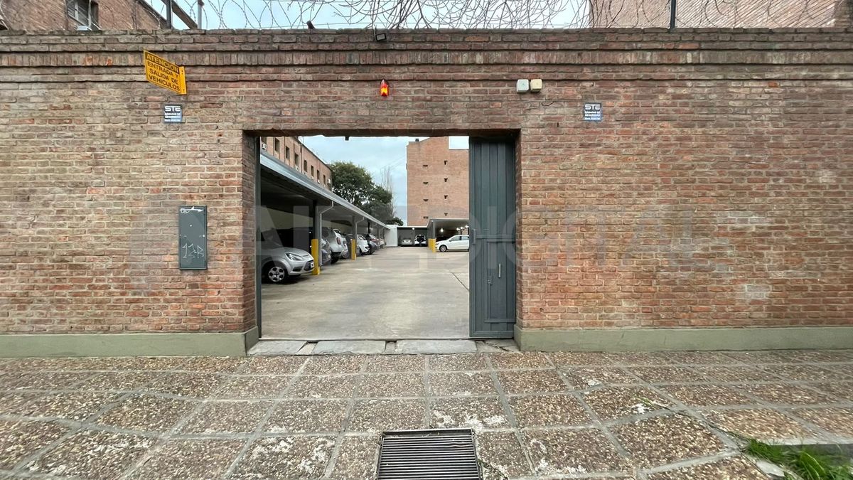 Barrio Roma: rompieron un portón y robaron una moto de un edificio