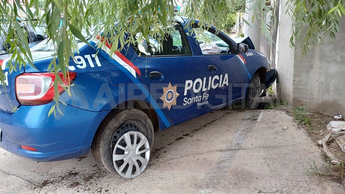 A raíz del siniestro, el móvil policial sufrió importantes daños y dos efectivos resultaron con heridas por lo que fueron trasladados al hospital Cullen. A raíz del siniestro, el móvil policial sufrió importantes daños y dos efectivos resultaron con heridas por lo que fueron trasladados al hospital Cullen.