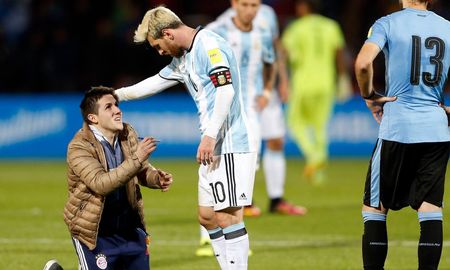 En 2016, dos hermanos entraron y se arrodillaron ante Lionel Messi. En 2016, dos hermanos entraron y se arrodillaron ante Lionel Messi.