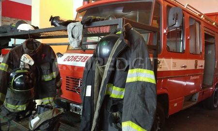 incendios: bomberos zapadores trabaja con solo dos autobombas y dos camionetas incendios: bomberos zapadores trabaja con solo dos autobombas y dos camionetas