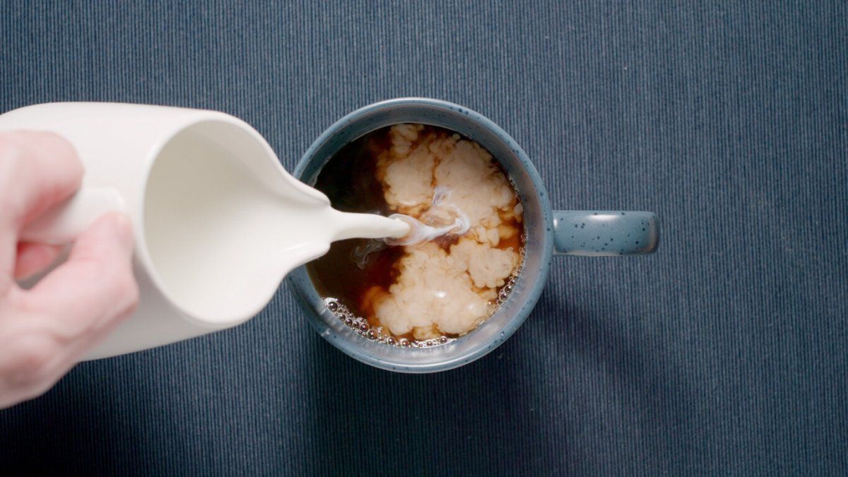 Pidió un cortado y un café con leche: la respuesta del mozo lo dejó perplejo e indignado