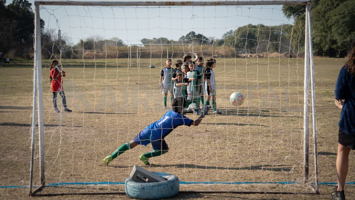La Liga Infantil de los Barrios está integrada por 28 clubes sociales de Santa Fe y santo Tomé.