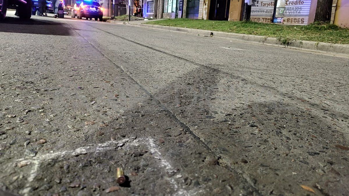 Balearon la fachada de una farmacia en Rosario e hirieron a un cliente. Balearon la fachada de una farmacia en Rosario e hirieron a un cliente.