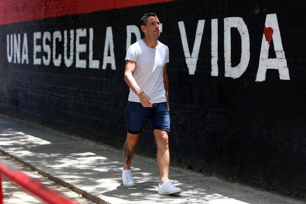 Maxi Rodríguez se despide del fútbol profesional en el partido entre Newells y Banfield