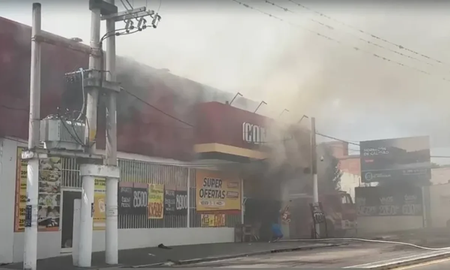 El foco habría comenzado en la zona de la panadería y se extendió por todo el comercio. El foco habría comenzado en la zona de la panadería y se extendió por todo el comercio.