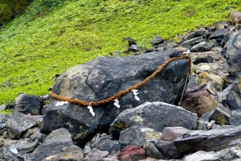 Se partió en dos la piedra asesina que albergaba un demonio