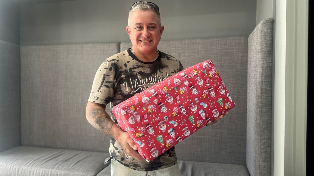 Gustavo armó la caja con sus compañeros de trabajo del Hospital Sayago. Gustavo armó la caja con sus compañeros de trabajo del Hospital Sayago.