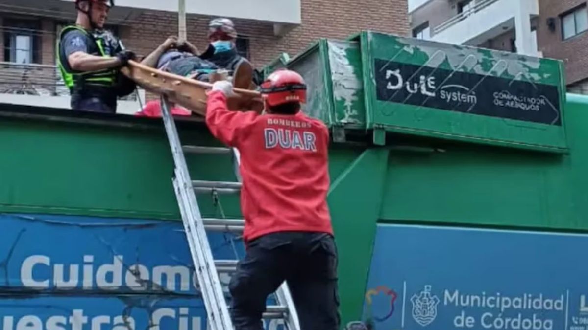 Un hombre fue rescatado en tras quedar atrapado en un camión de basura.