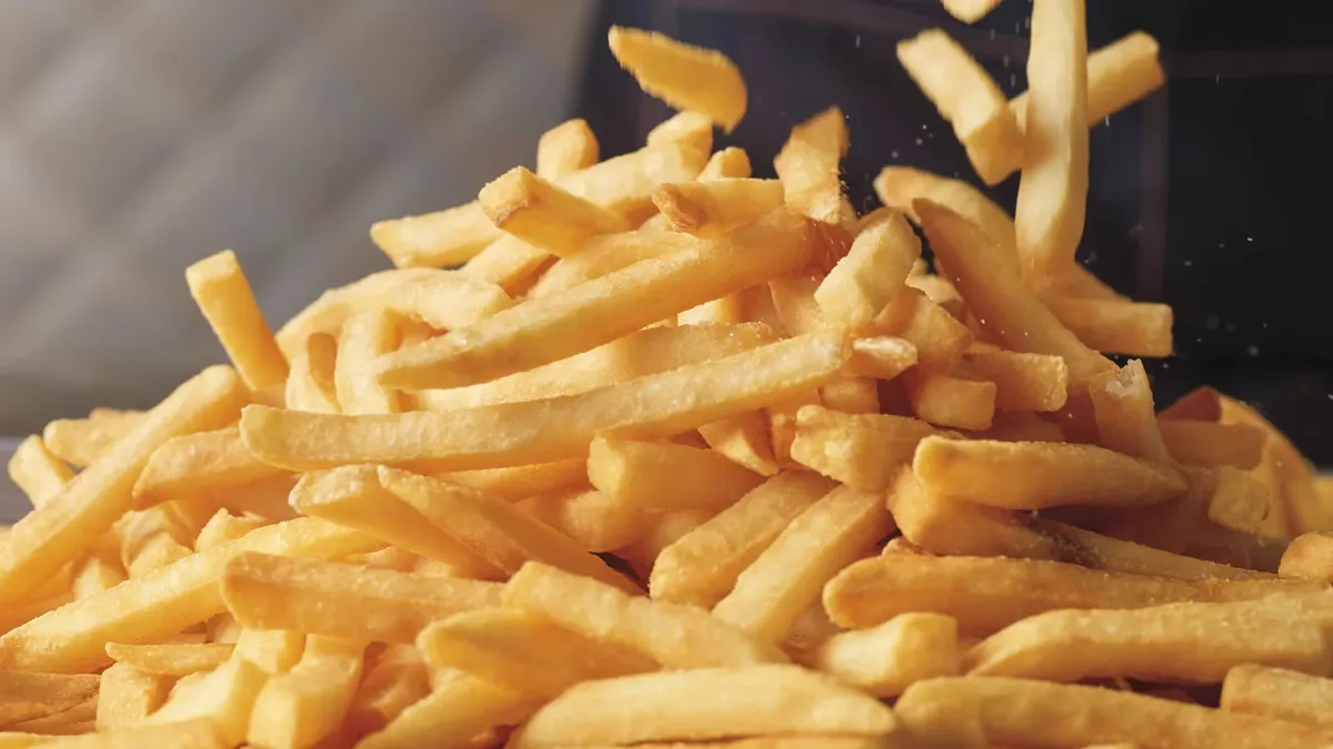 Las papas fritas inglesas son deliciosas, crocantes y perfectas para acompañar cualquier plato. Las papas fritas inglesas son deliciosas, crocantes y perfectas para acompañar cualquier plato.