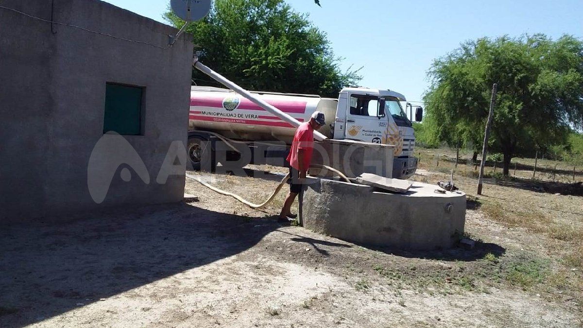 Los gobiernos locales trabajan para garantizar la provisión de agua para el consumo humano. La provincia asiste a los productores.