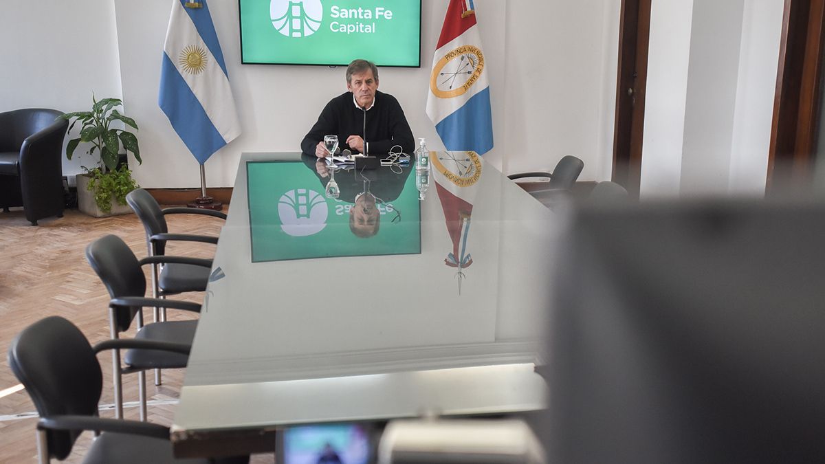 El intendente de Santa Fe reuni&oacute; a sus pares de otras localidades y a empresarios del sector para reclamar una salida al conflicto del transporte p&uacute;blico de pasajeros.