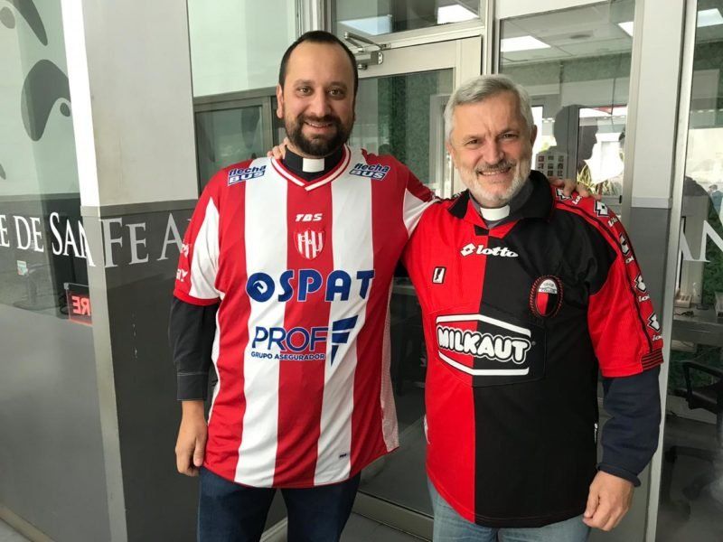 Hace un año, Los padres Matías Camussi y Axel Arguinchona brindaron un mensaje de paz en la previa del clásico desde el estudio de Aire de Santa Fe.