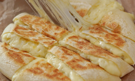 Receta de pan de papa con queso a la sartén. Receta de pan de papa con queso a la sartén.