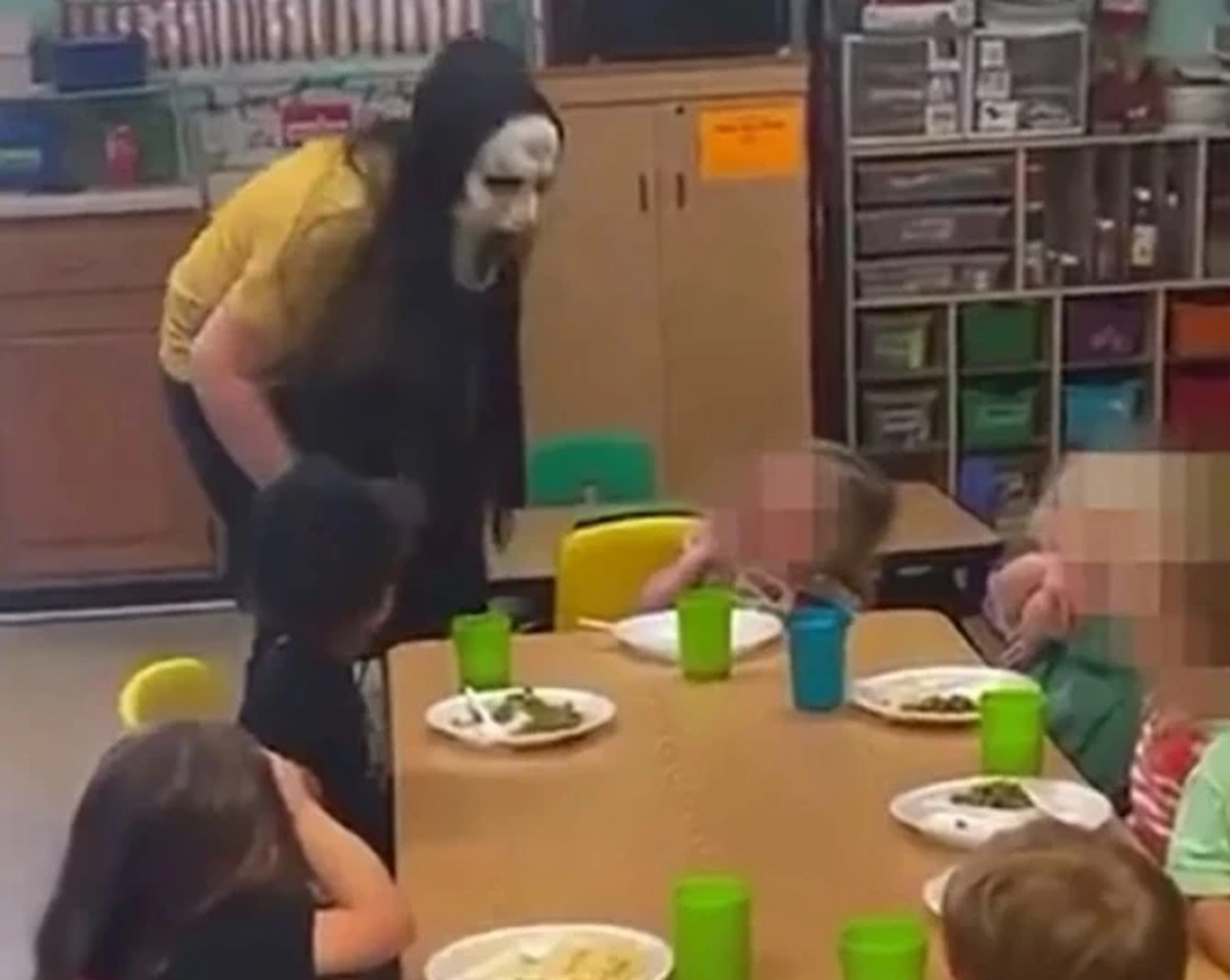 Trabajadora de guardería usó escalofriante máscara y aterrorizó a los niños