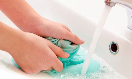 Los cinco virales de la limpieza para quitar las manchas de lavandina de la ropa. Los cinco virales de la limpieza para quitar las manchas de lavandina de la ropa.