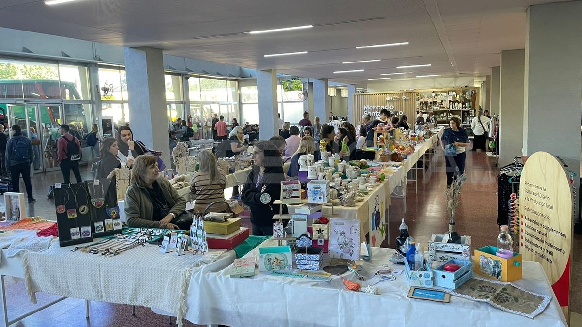 Una gran cantidad de emprendedores están en la feria de la Terminal de Ómnibus de Santa Fe. Una gran cantidad de emprendedores están en la feria de la Terminal de Ómnibus de Santa Fe.
