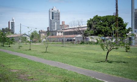 La venta de terrenos al norte de la Estación Belgrano preocupa a los vecinos de Candioti Norte, Candioti Sur y Siete Jefes. La venta de terrenos al norte de la Estación Belgrano preocupa a los vecinos de Candioti Norte, Candioti Sur y Siete Jefes.