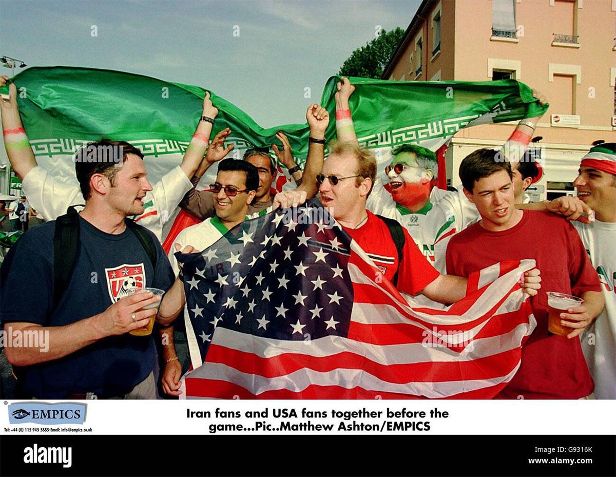 En el Mundial de Francia 1998, hinchas iraníes y estadounidenses se reunieron a pesar de las diferencias políticas entre sus países.