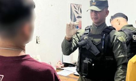 Gendarmería siguió a dos sospechosos armados y allanó una casa en Rosario. Detuvo a un hombre y cuatro menores quedaron demorados. Gendarmería siguió a dos sospechosos armados y allanó una casa en Rosario. Detuvo a un hombre y cuatro menores quedaron demorados.
